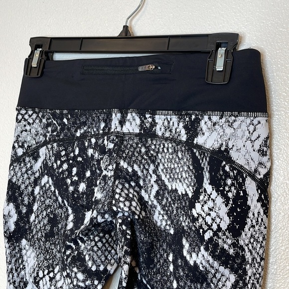 Nike Dri Fit 3/4 Snake Print Running Leggings High Waisted Size Small - Picture 7 of 9